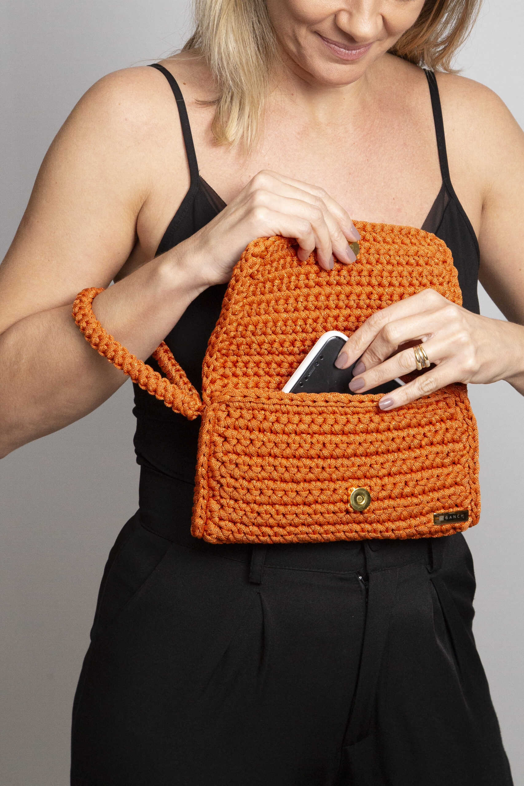Bolsa Clutch Laranja - Beta - frente - aberta - celular