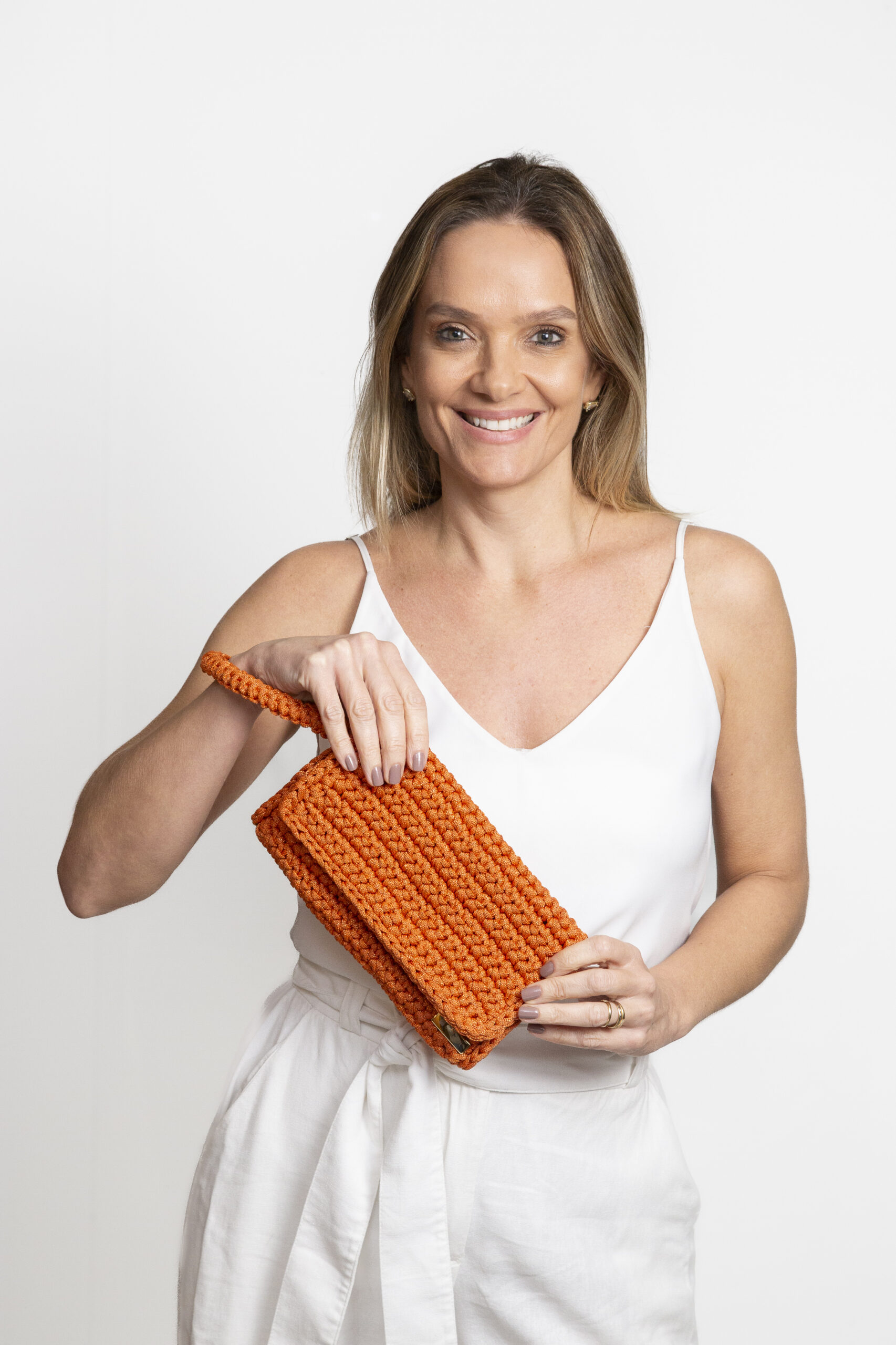 Bolsa Clutch Laranja - Beta - frente - modelo - detalhe_