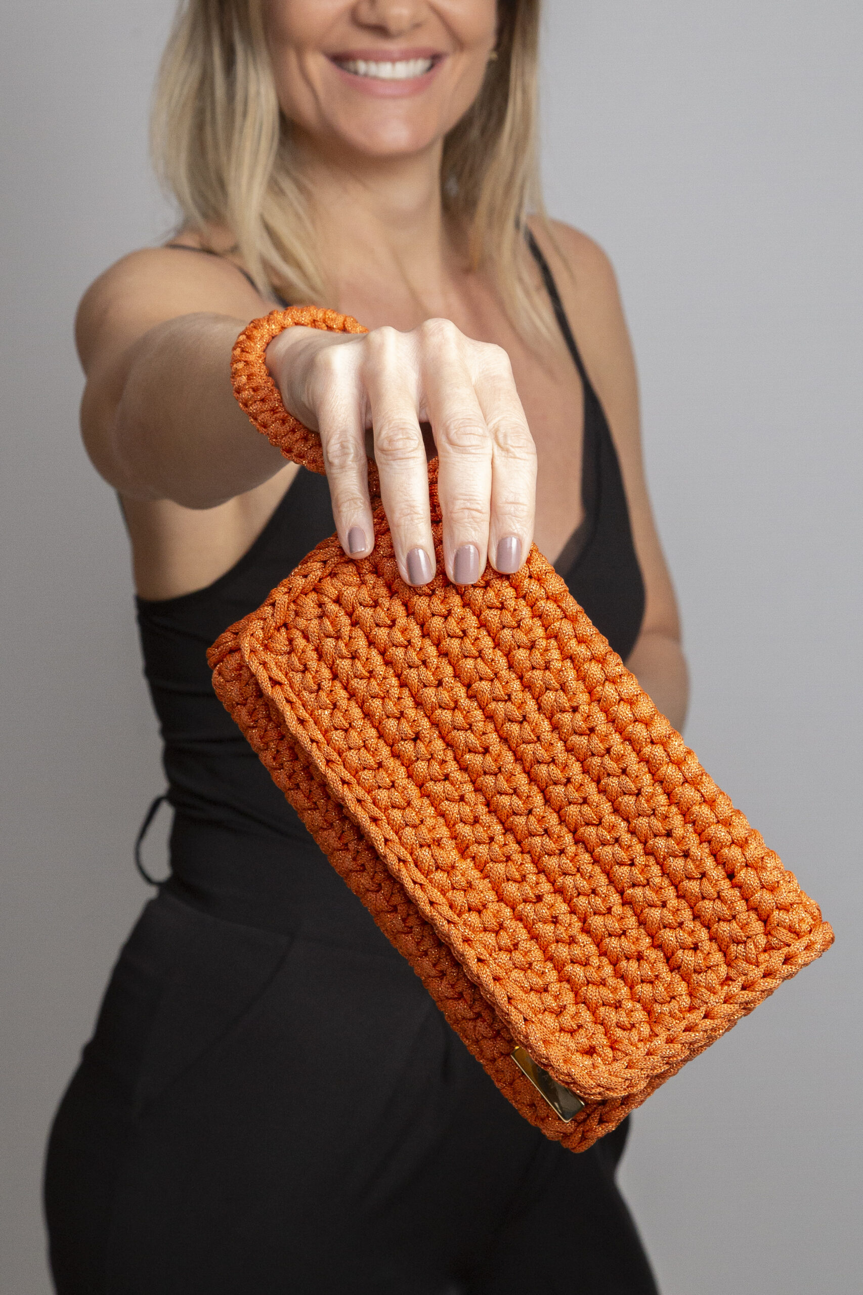 Bolsa Clutch Laranja - Beta - frente - modelo - mão_