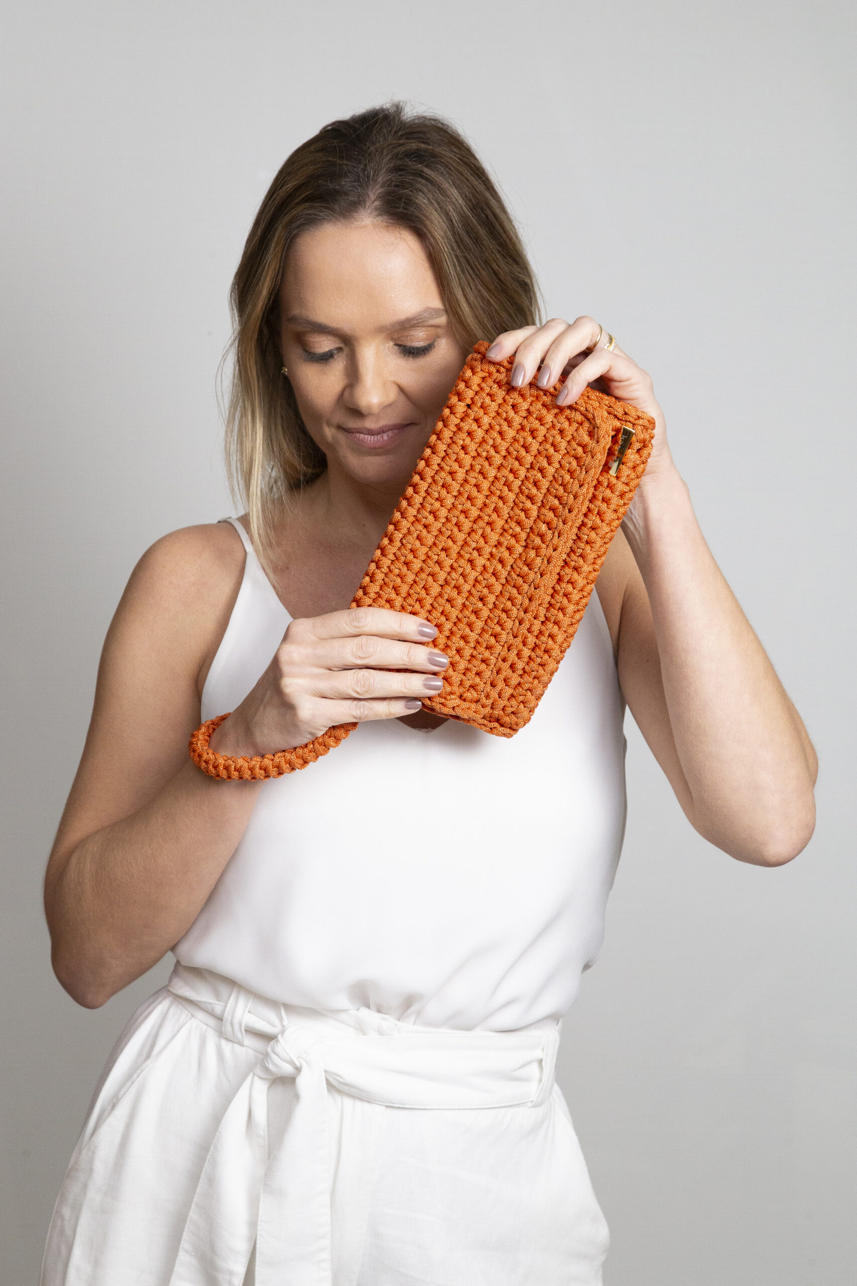 Bolsa Clutch Laranja - Beta - frente - modelo - rosto_