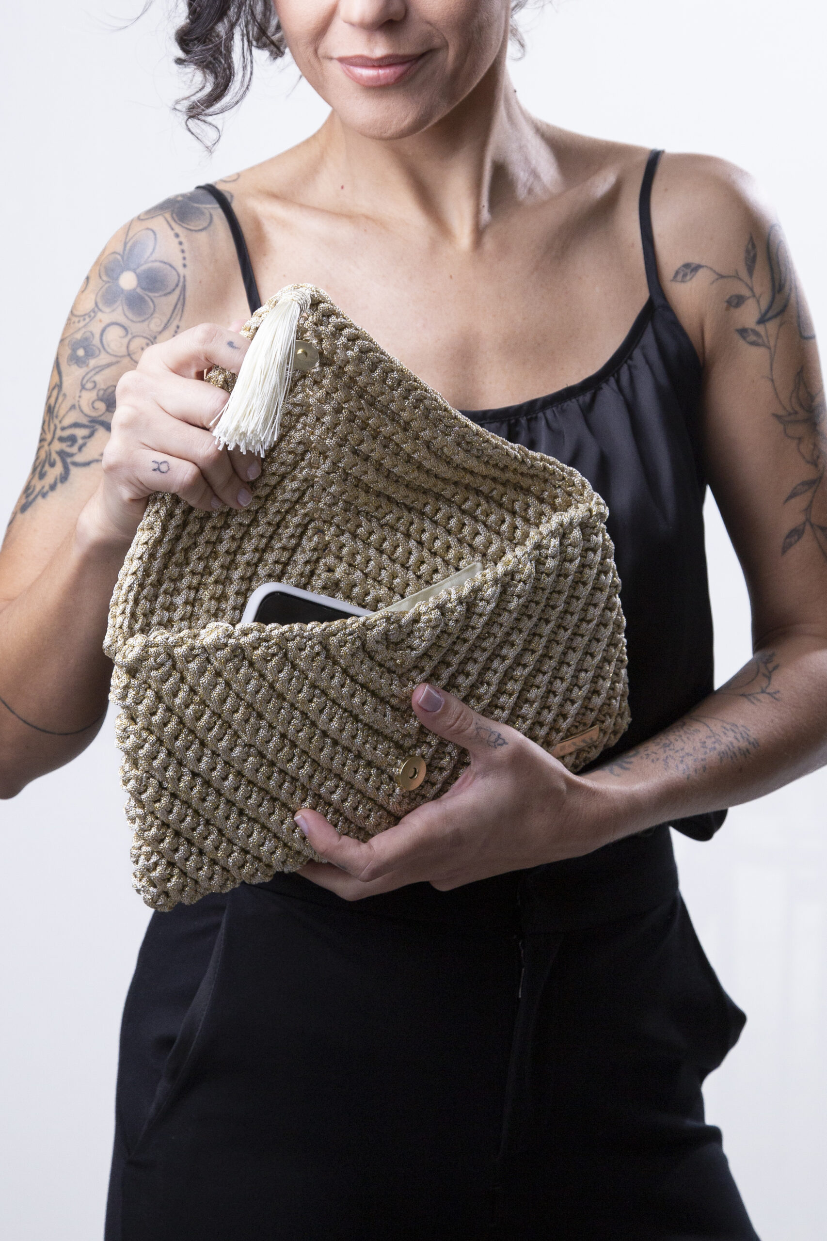 Bolsa Clutch Off White - Maria Eduarda - frente - modelo - aberta - celular e_