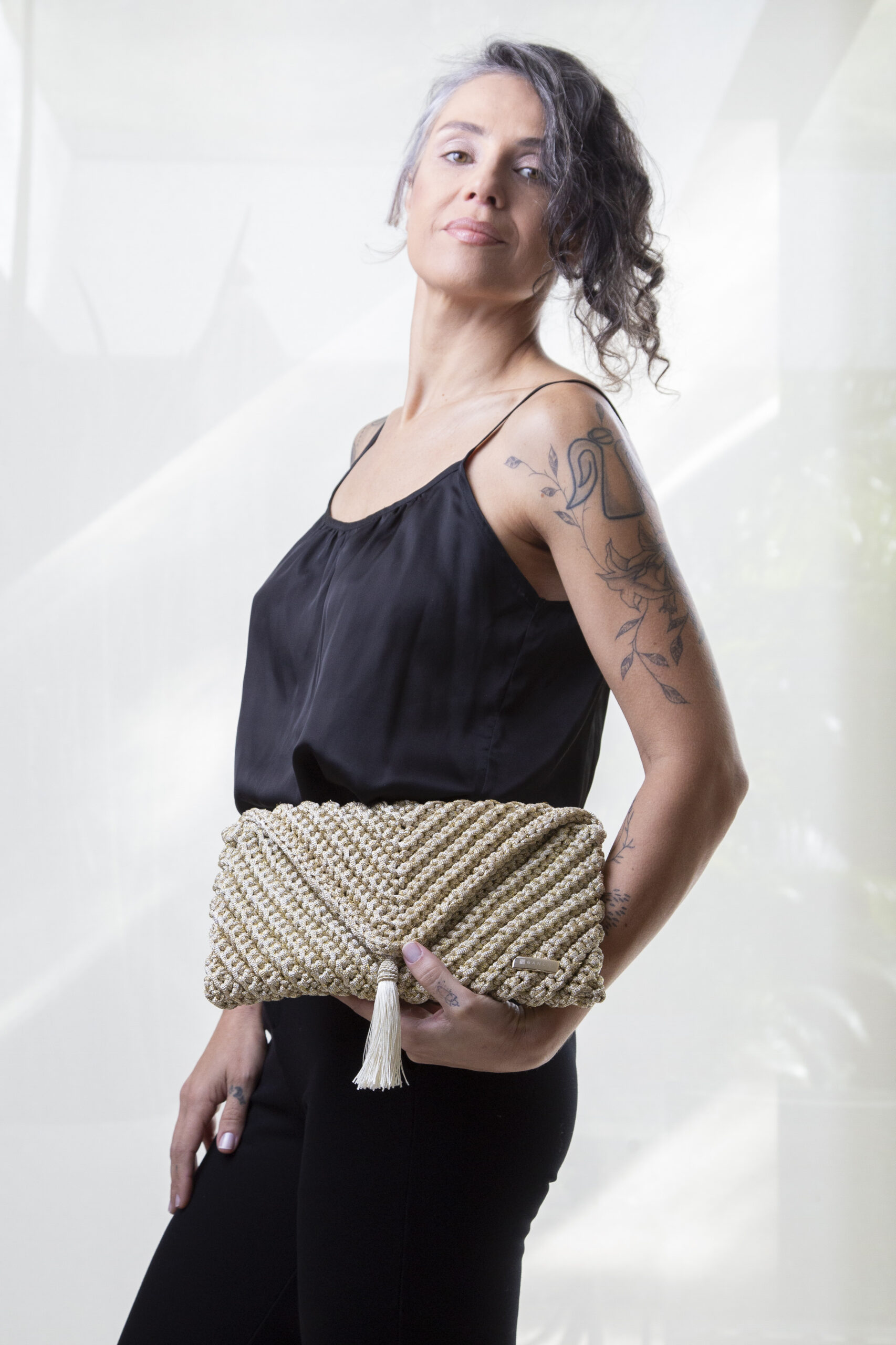 Bolsa Clutch Off White - Maria Eduarda - frente - modelo - cintura_