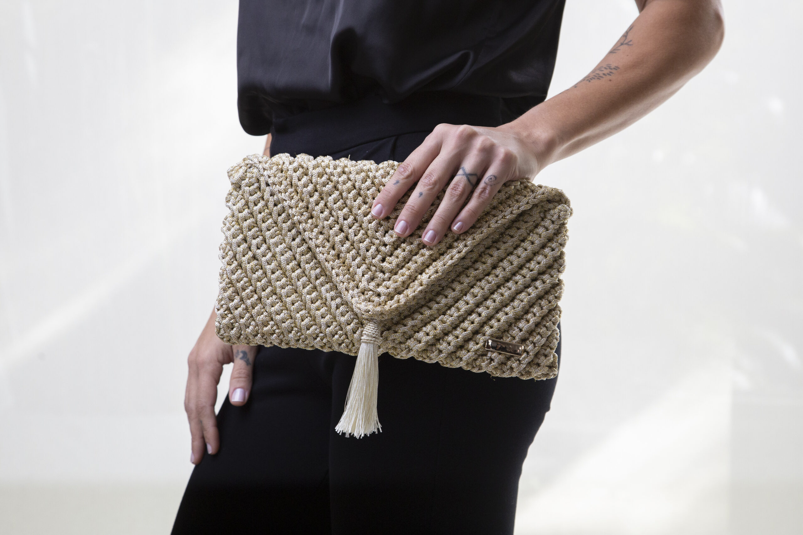 Bolsa Clutch Off White - Maria Eduarda - frente - modelo - mão cintura_ (1)