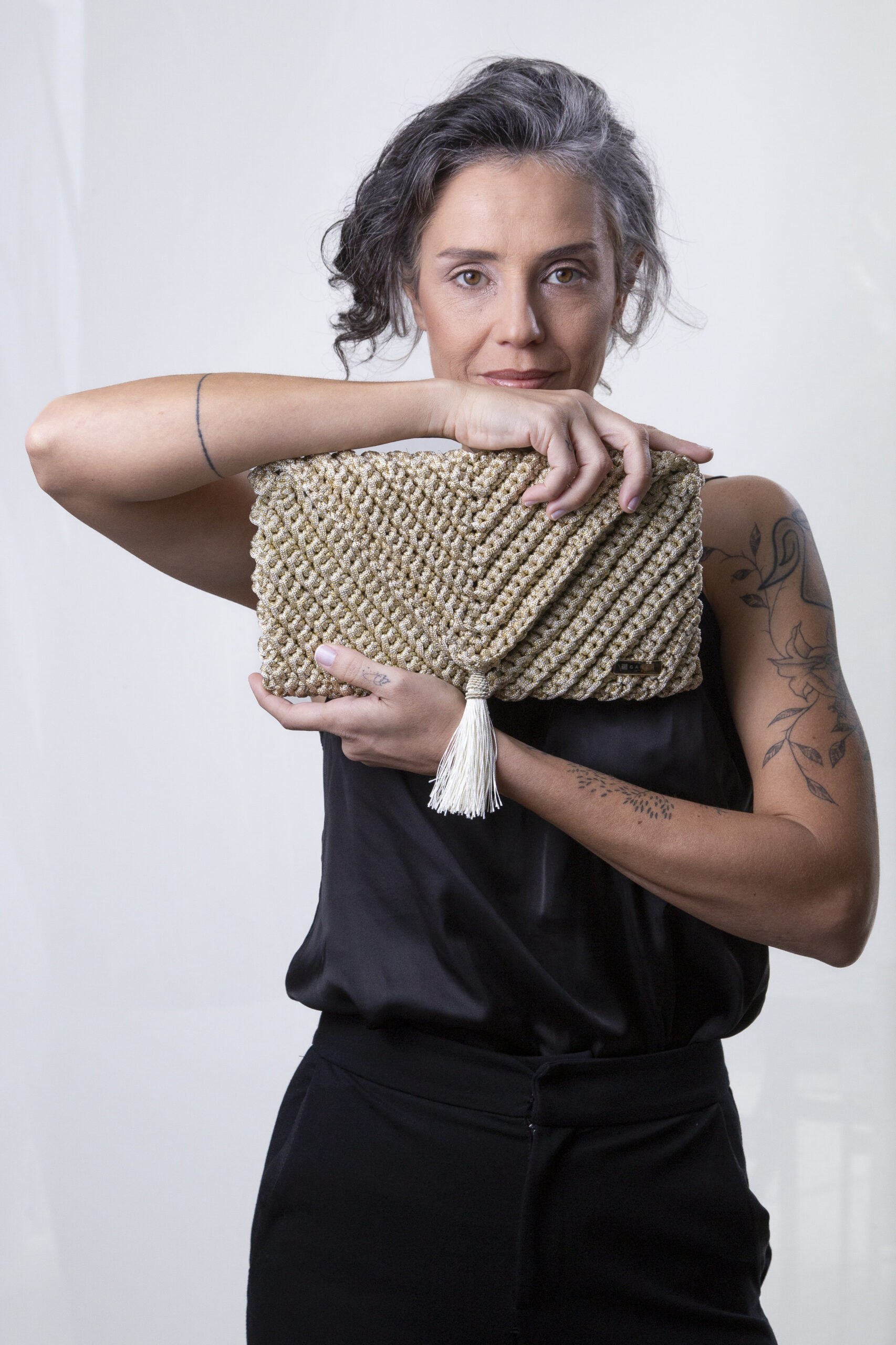 Bolsa Clutch Off White - Maria Eduarda - frente - modelo - mãos