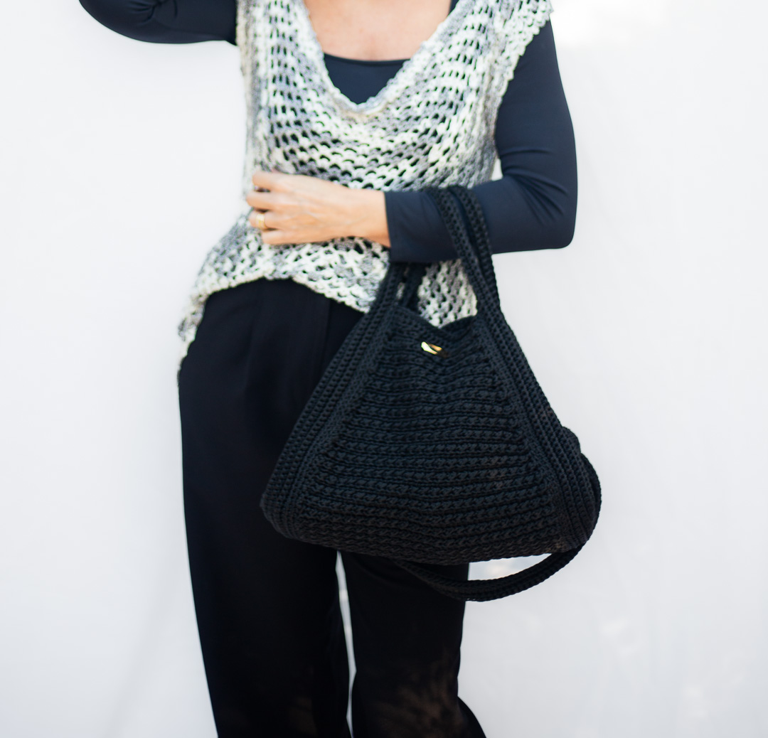 Bolsa Preta Espaçosa - Marcia - frente - modelo - braço_