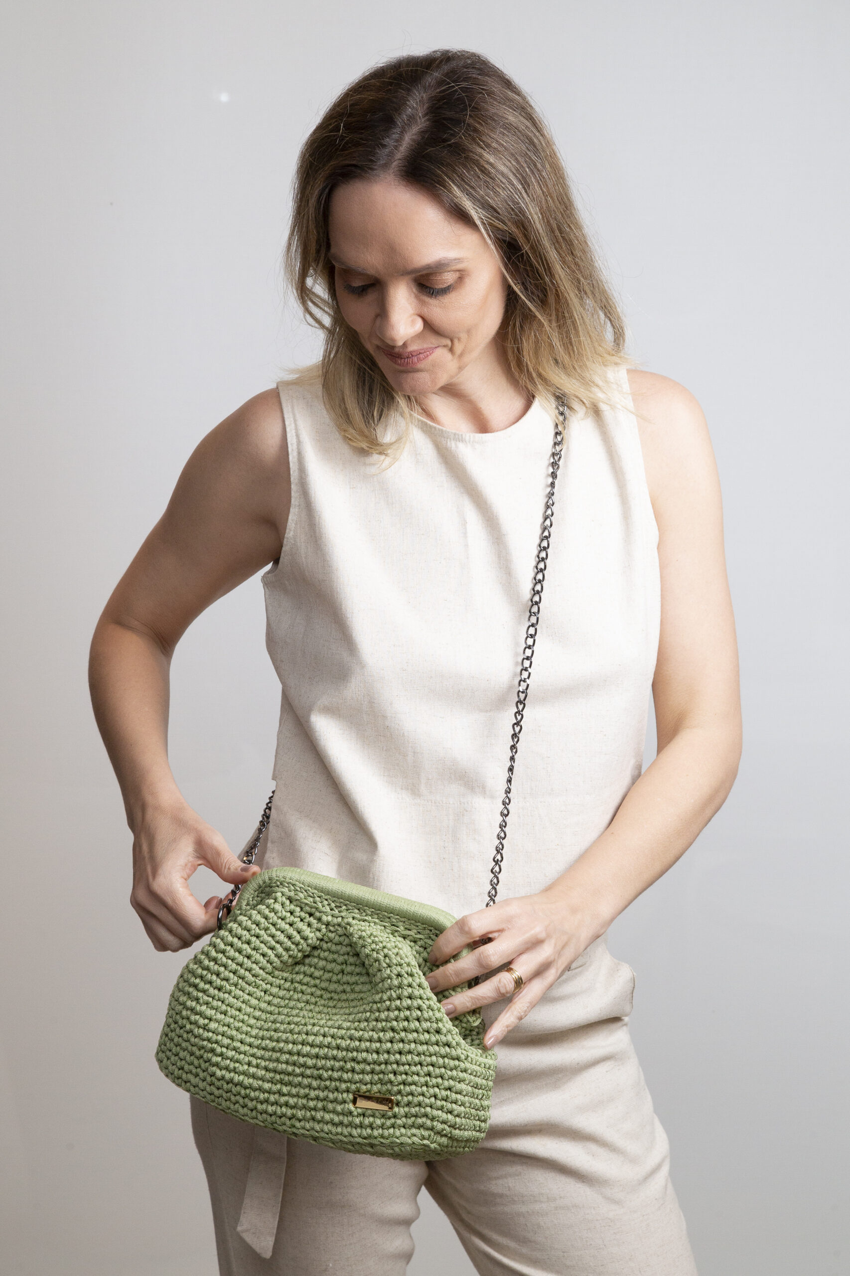 Bolsa Verde Sálvia - Lu - frente - modelo - alça - cintura_