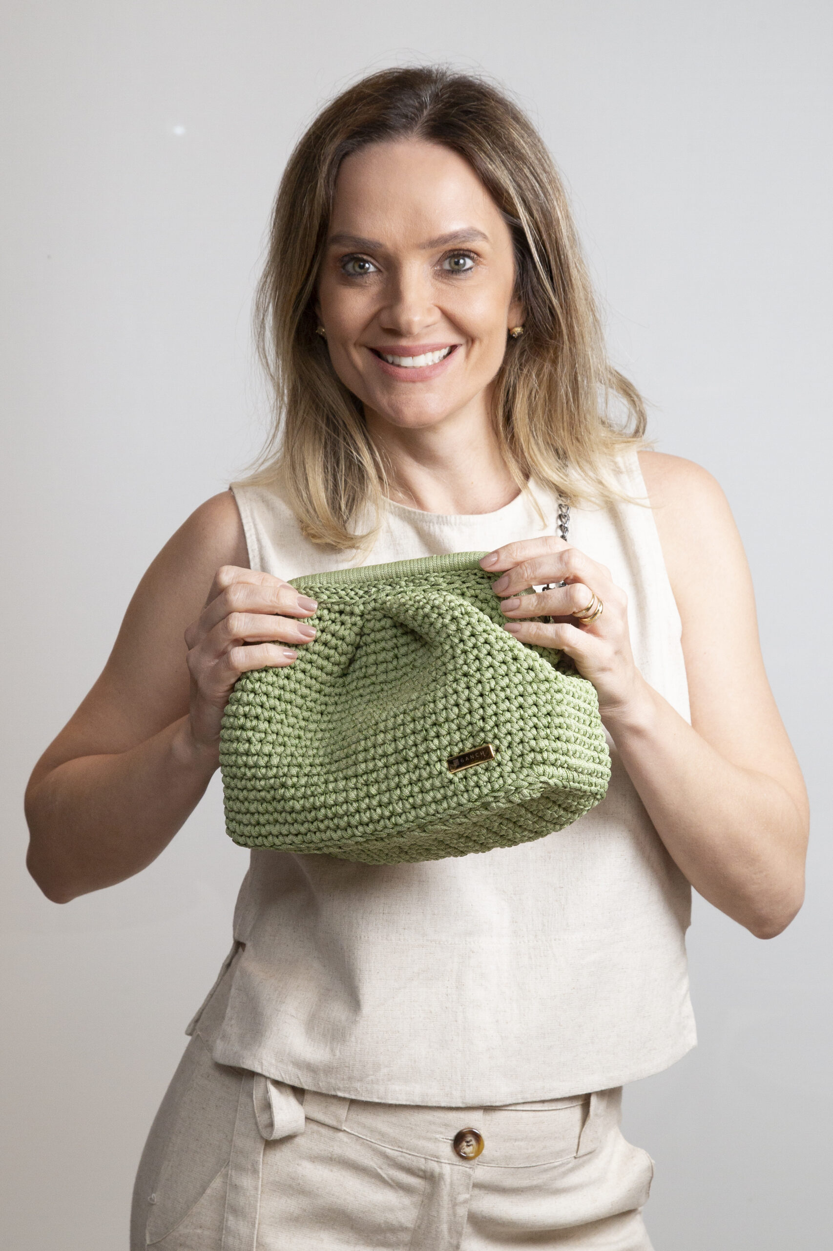 Bolsa Verde Sálvia - Lu - frente - modelo - alta - mãos_