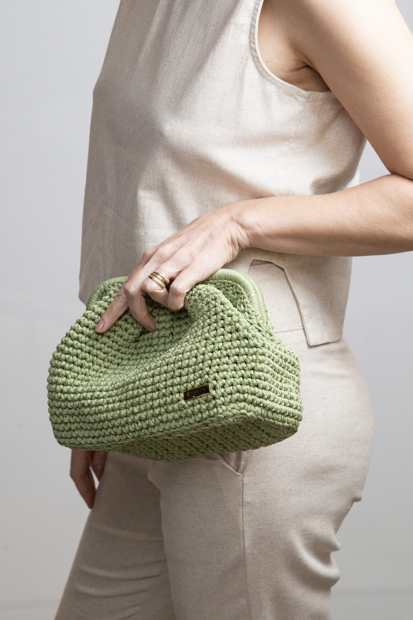 Bolsa Verde Sálvia - Lu - frente - modelo - mão_