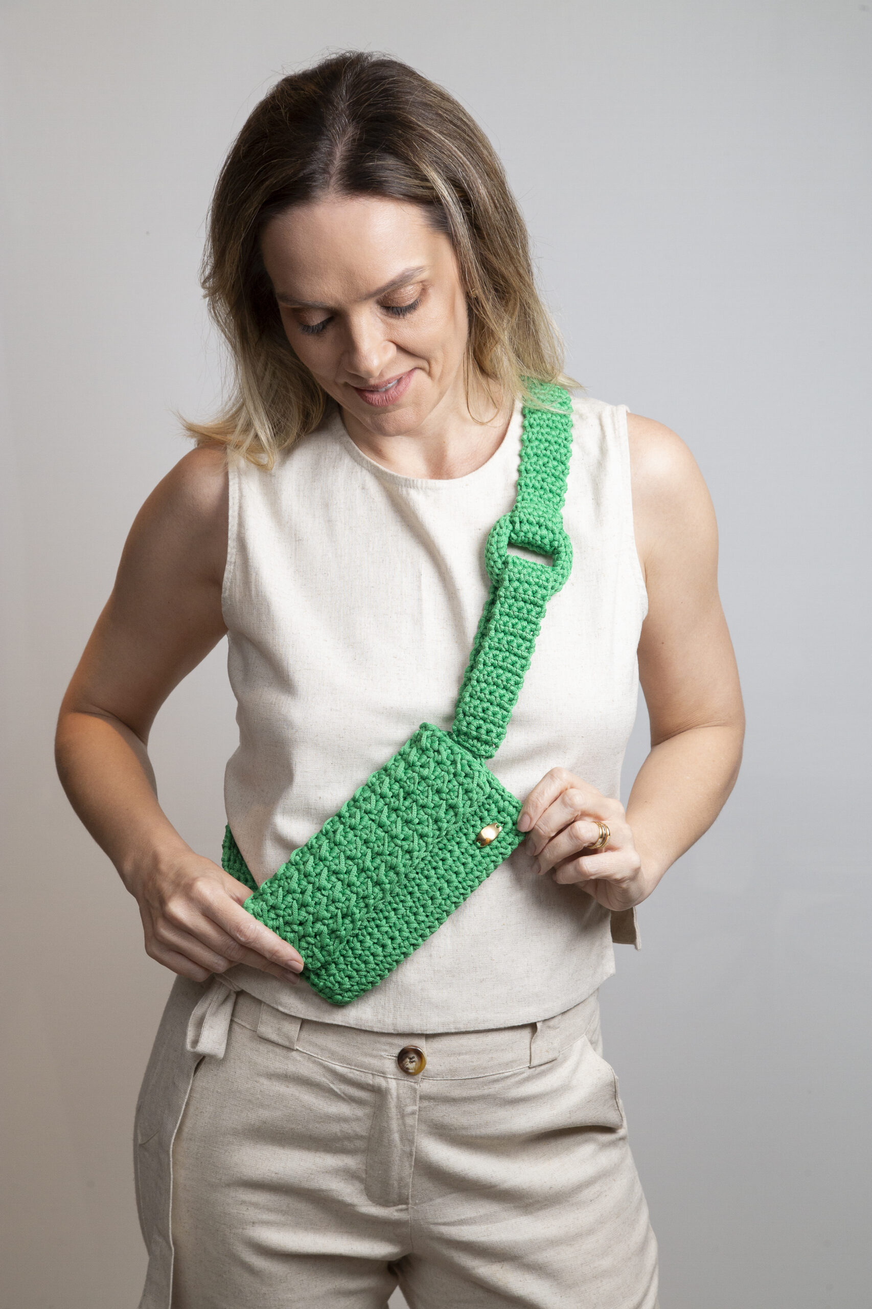 Pochete Verde Bandeira - Aline - frente - modelo - mãos
