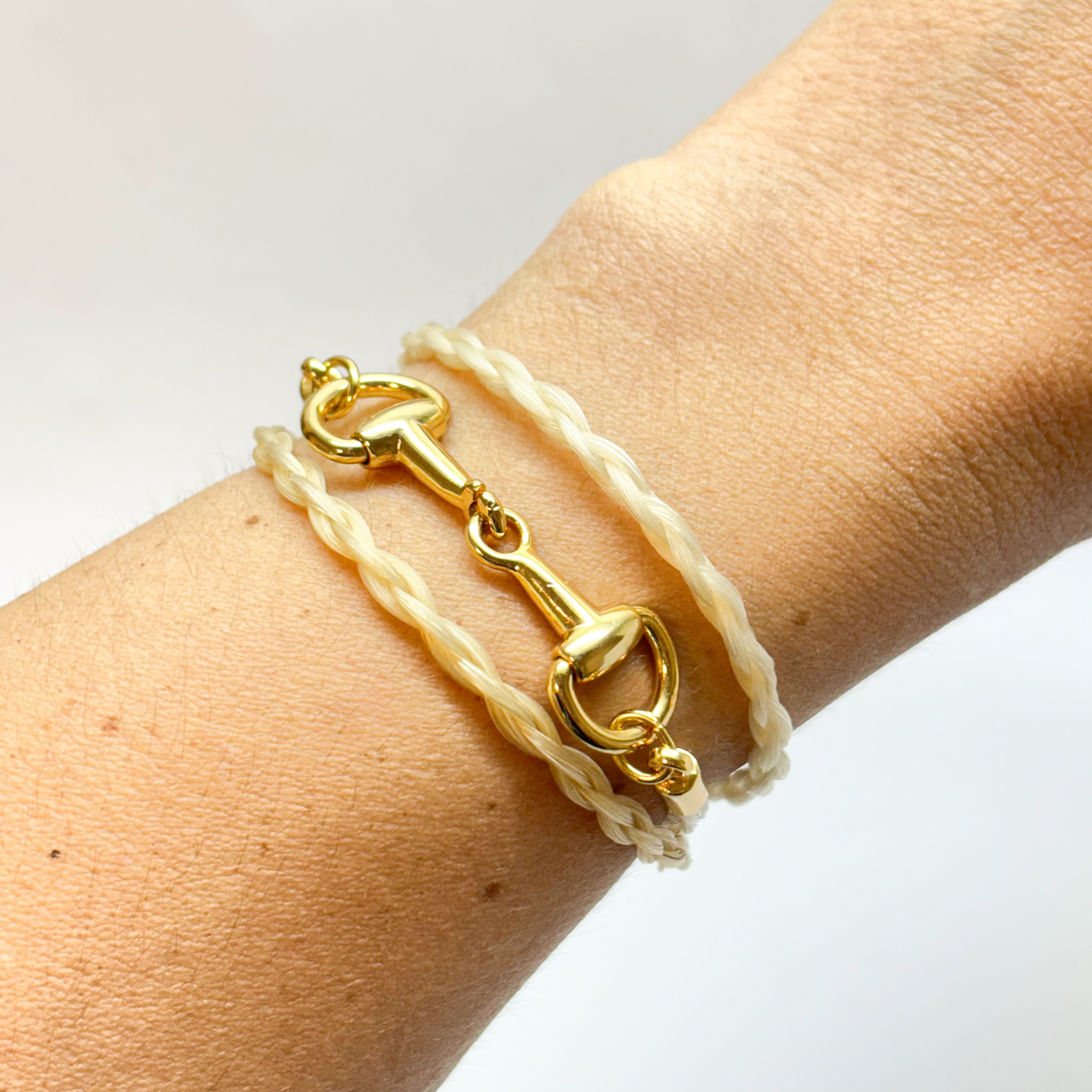 colar_pulseira_bridao_branco_dourado_crina_conceito_pulso