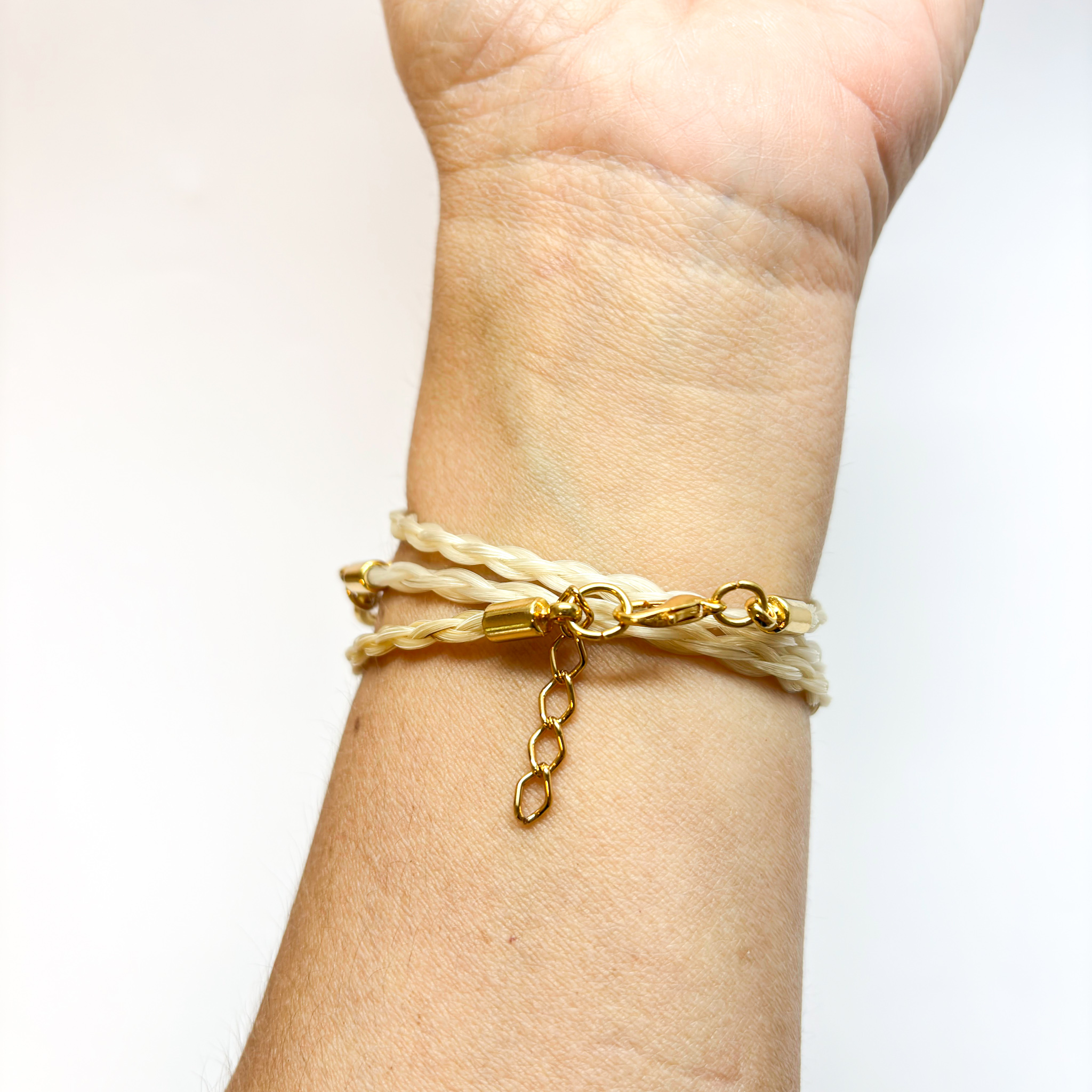 colar_pulseira_bridao_branco_dourado_crina_costas