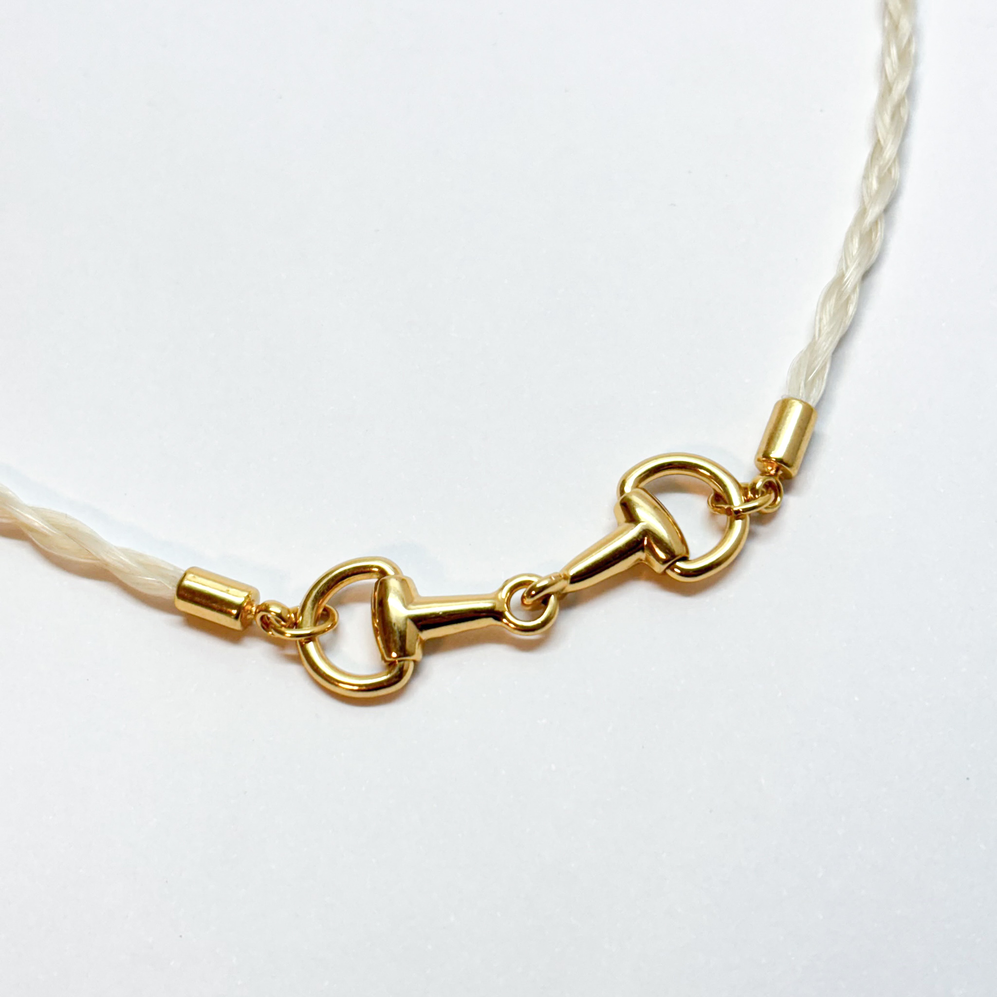 colar_pulseira_bridao_branco_dourado_crina_detalhe_enfeite