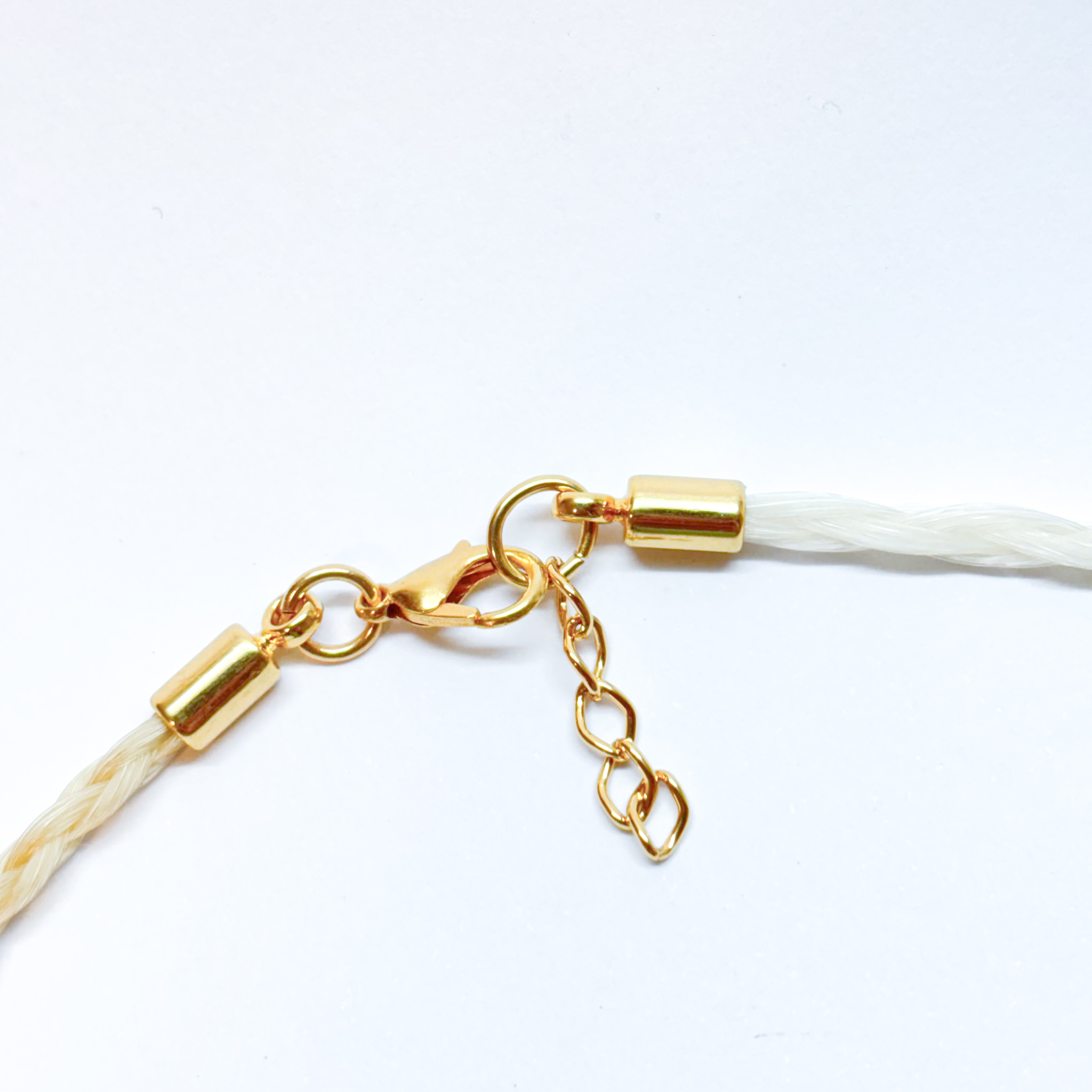 colar_pulseira_bridao_branco_dourado_crina_detalhe_fecho