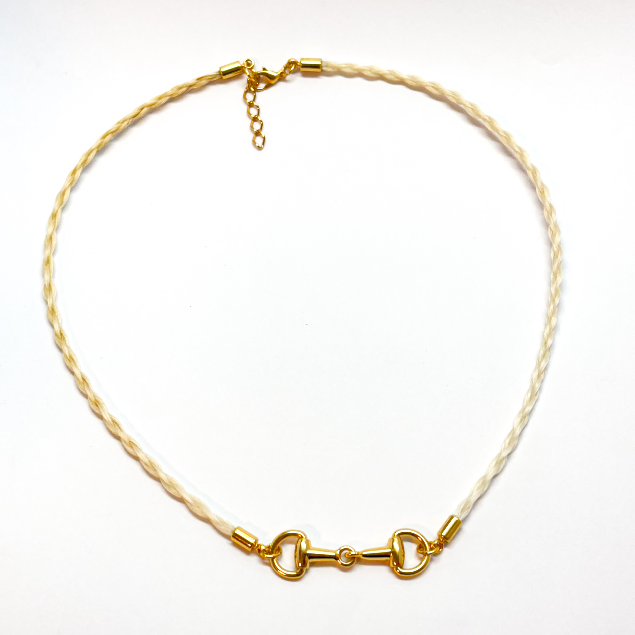 colar_pulseira_bridao_branco_dourado_crina_frente
