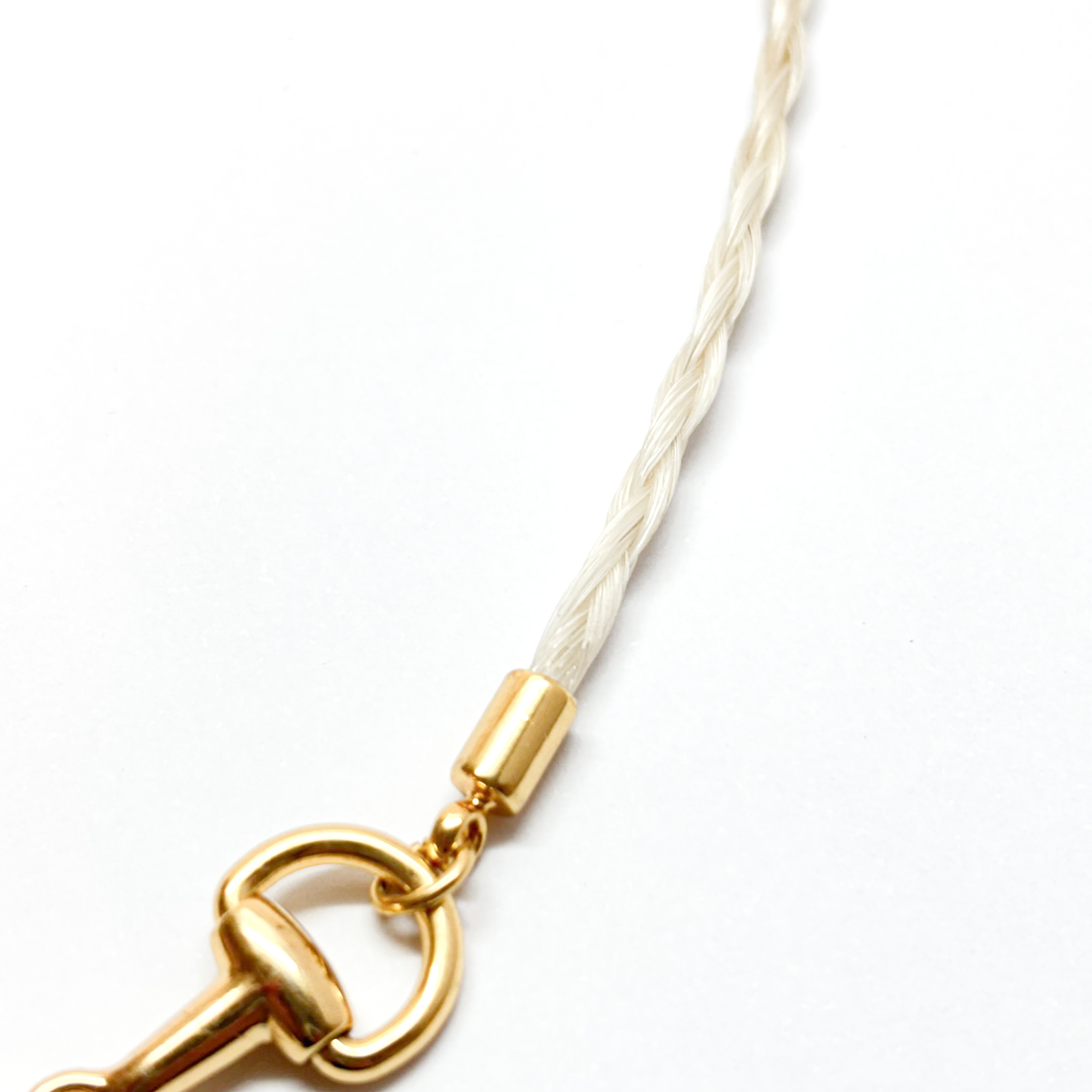 colar_pulseira_bridao_branco_dourado_crina_lateral
