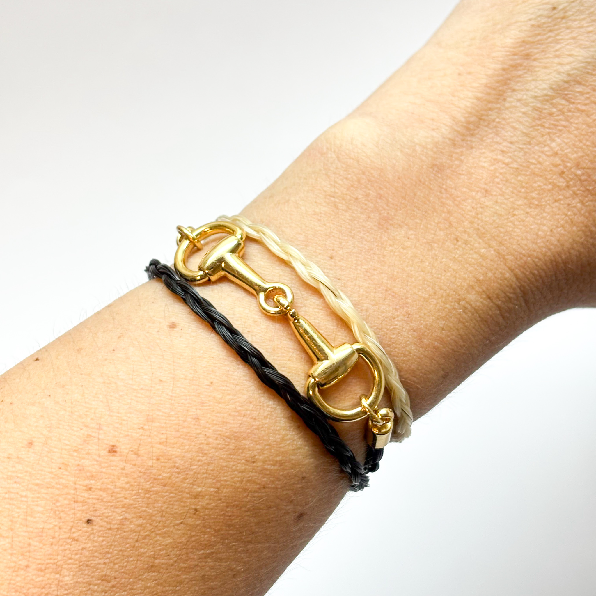 colar_pulseira_bridao_preto_branco_dourado_crina_conceito