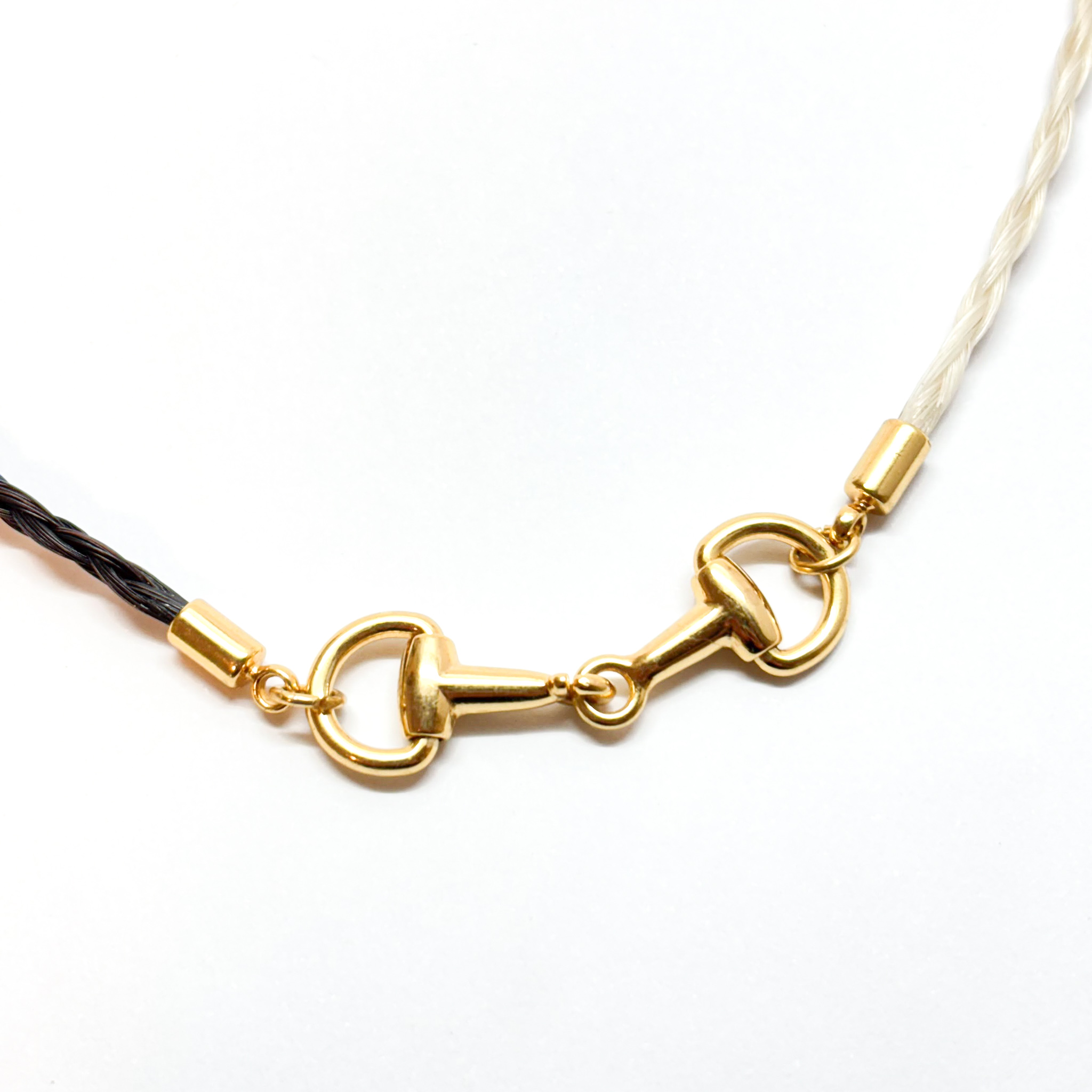 colar_pulseira_bridao_preto_branco_dourado_crina_detalhe_enfeite