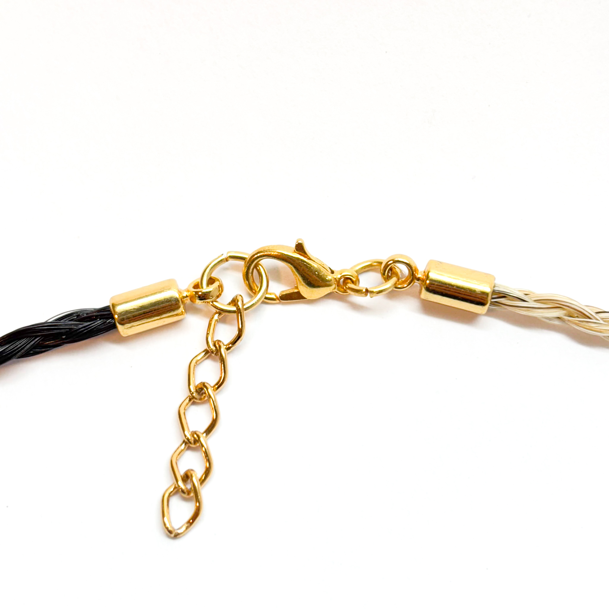 colar_pulseira_bridao_preto_branco_dourado_crina_detalhe_fecho