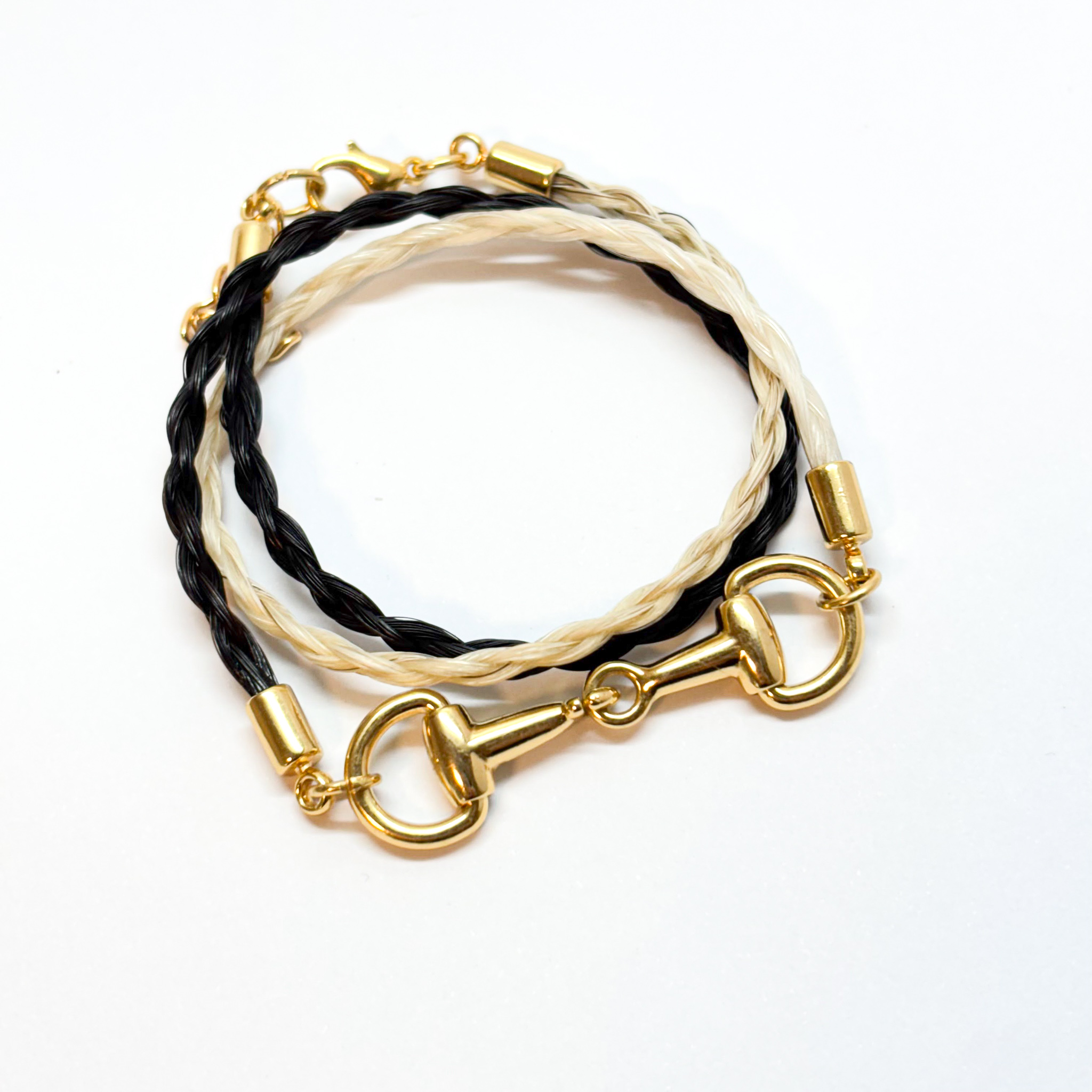 colar_pulseira_bridao_preto_branco_dourado_crina_frente