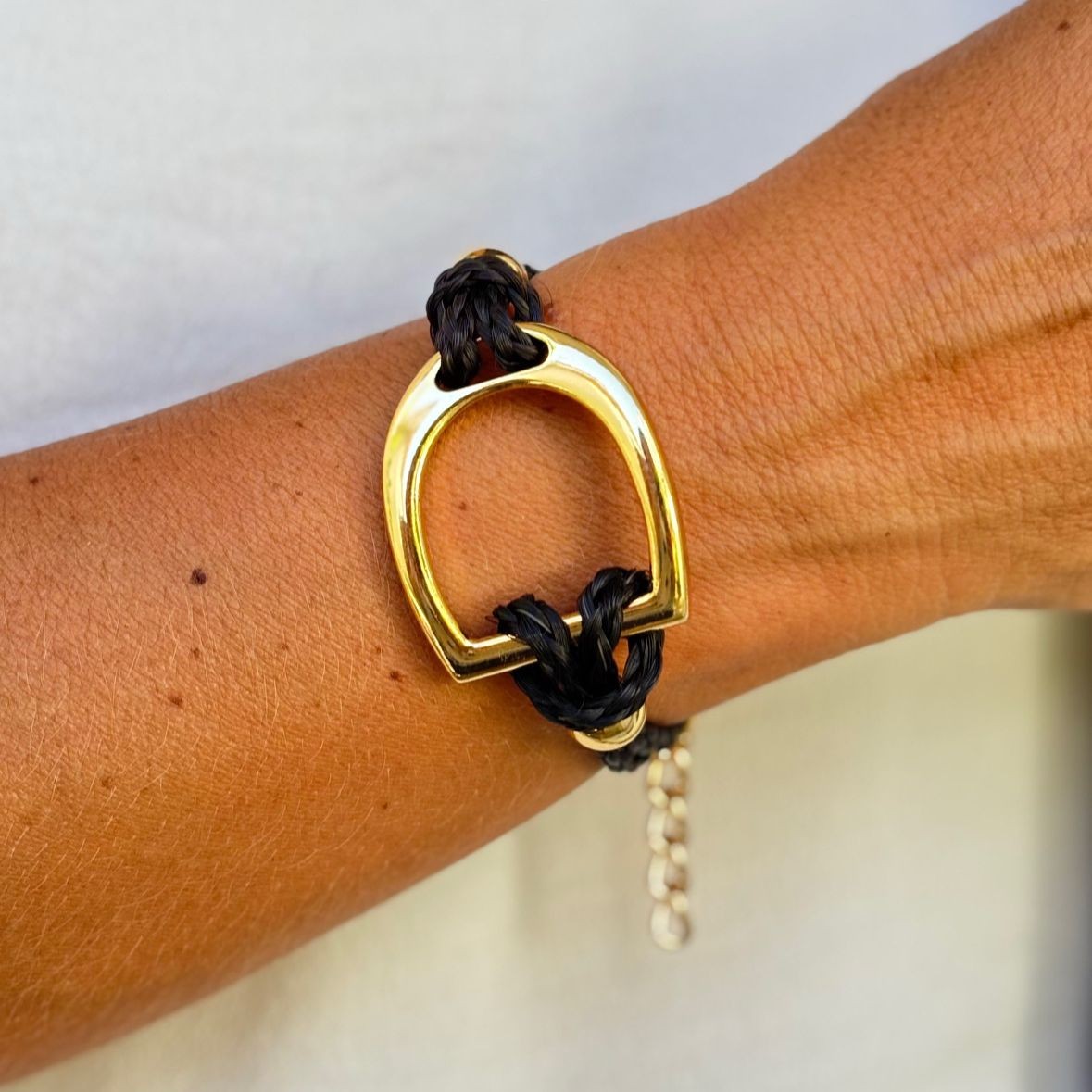 pulseira_estribo_preta_dourada_crina_conceito