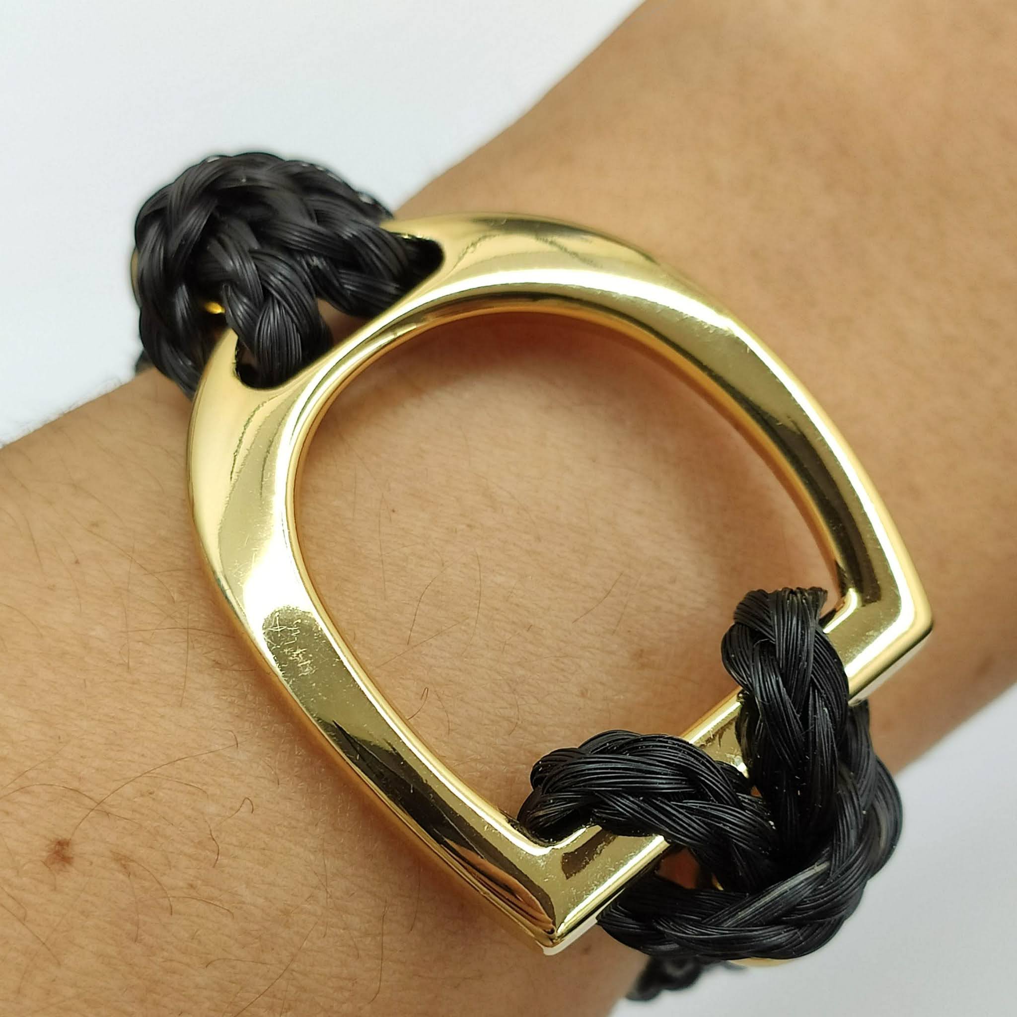 pulseira_estribo_preta_dourada_crina_detalhe