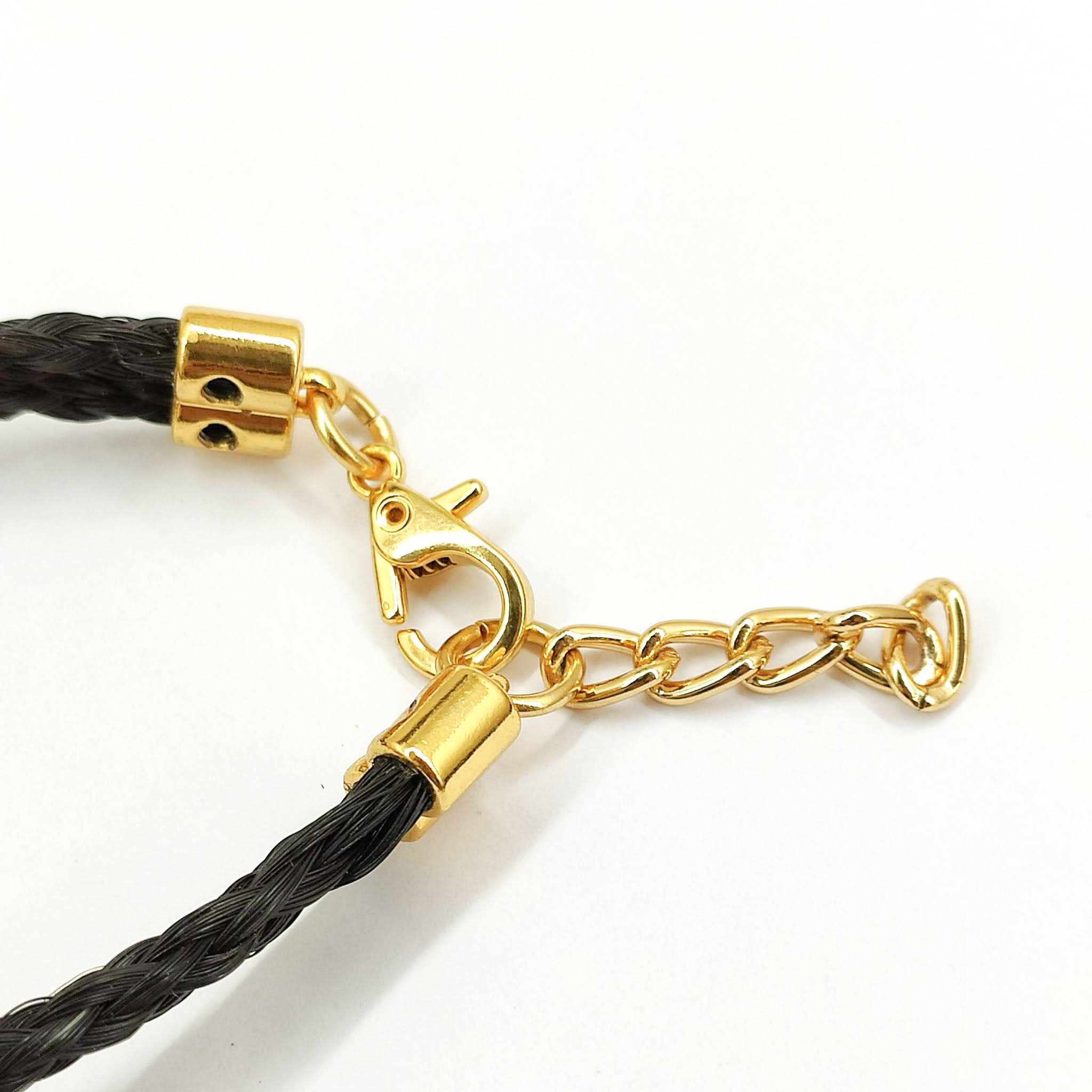 pulseira_estribo_preta_dourada_crina_fecho