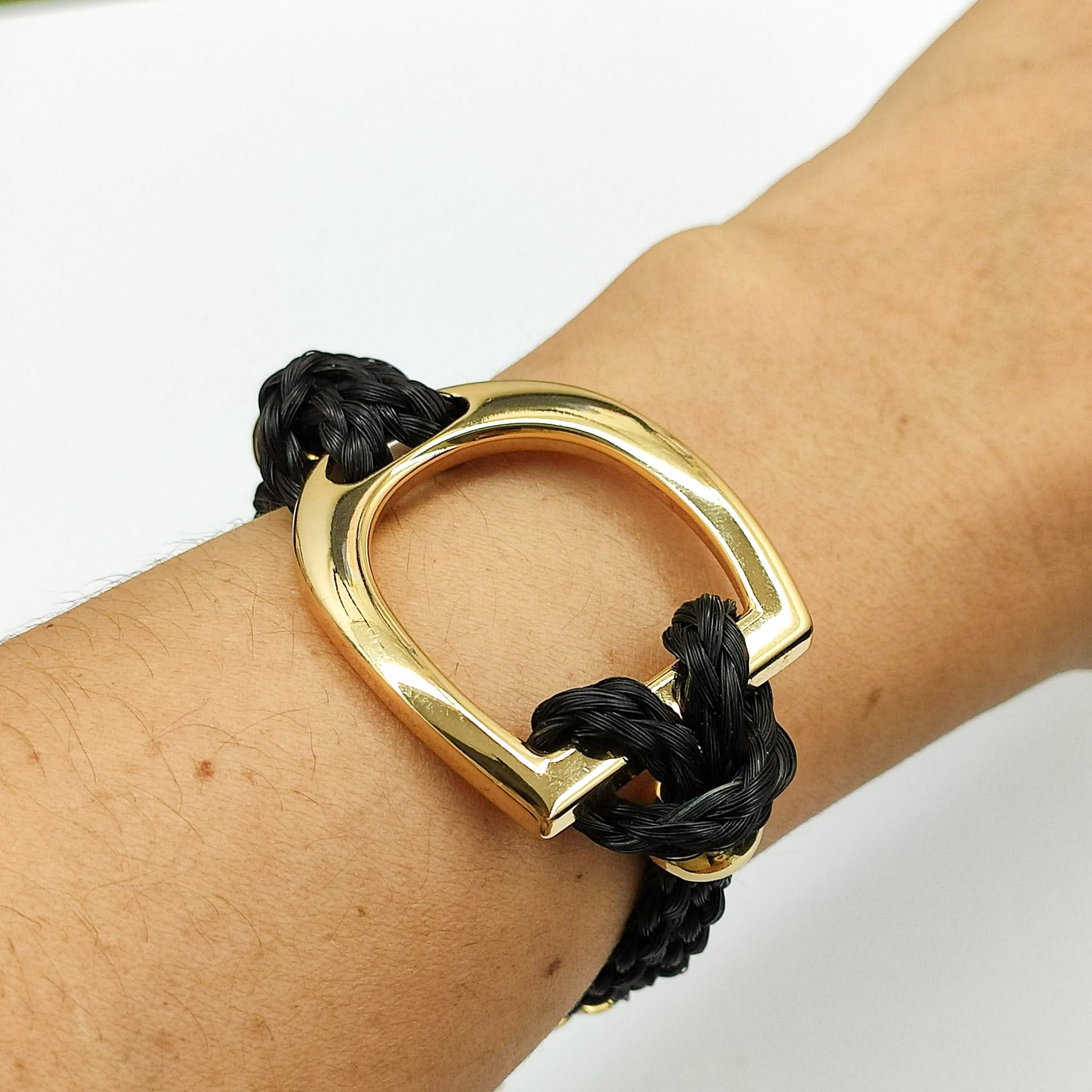 pulseira_estribo_preta_dourada_crina_frente_pulso
