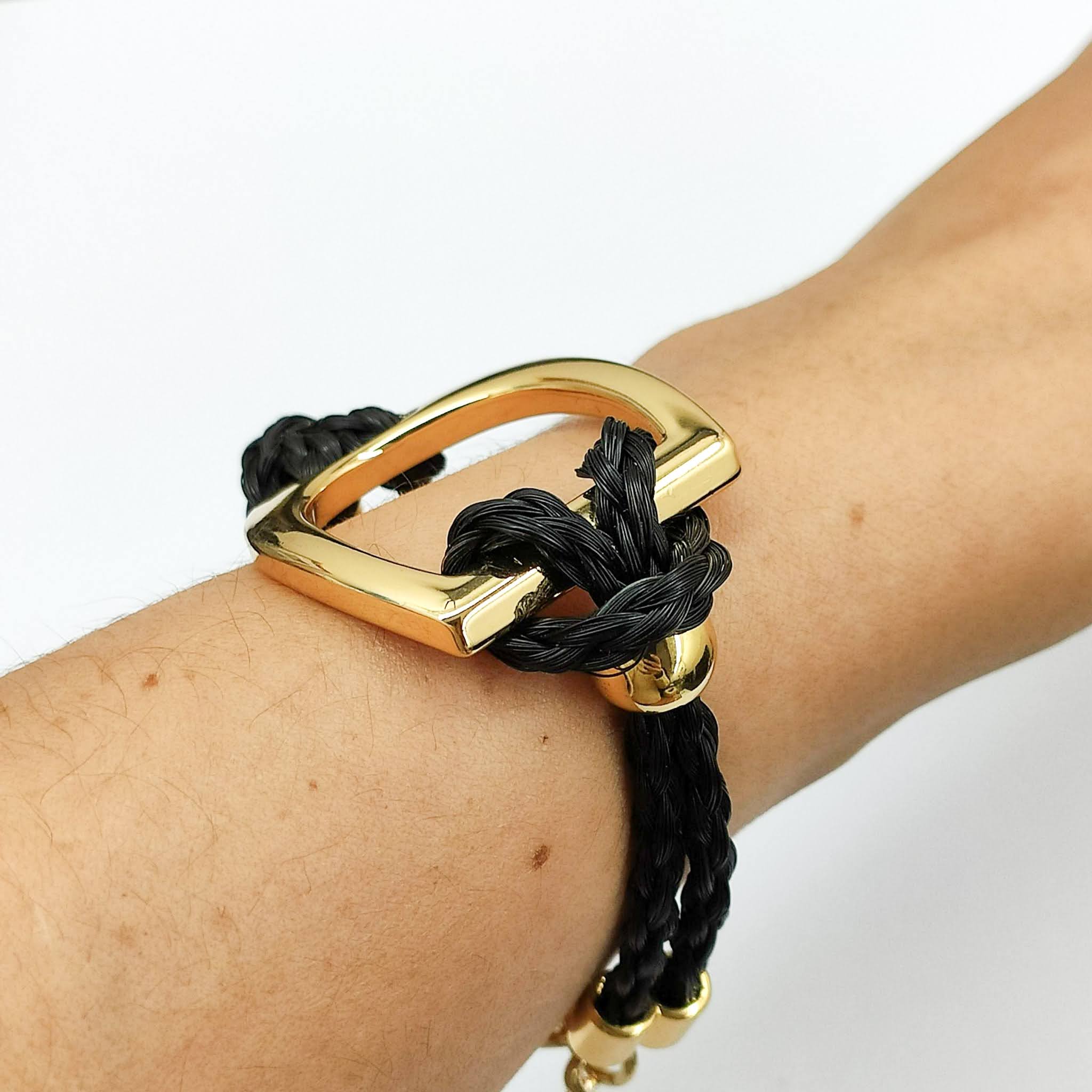 pulseira_estribo_preta_dourada_crina_lateral