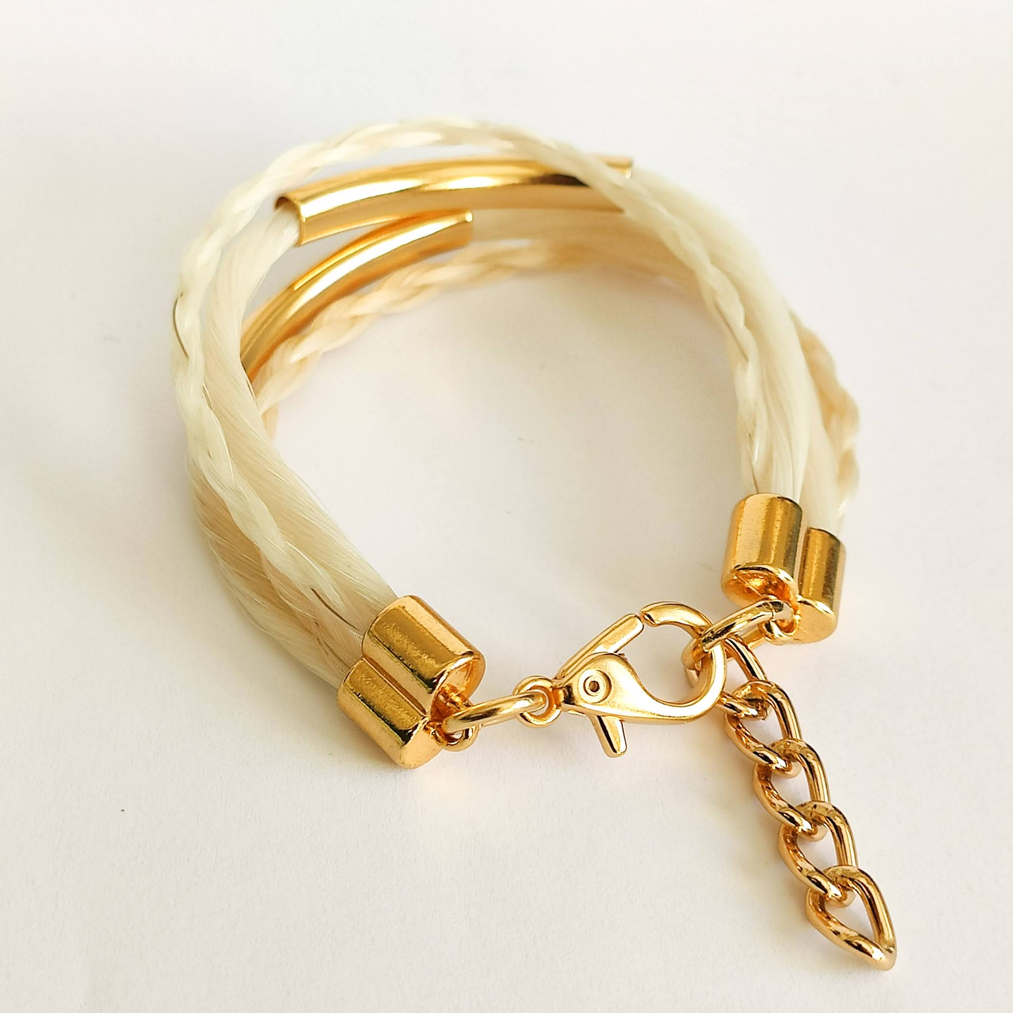pulseira_quatro_forças_branca_dourada_crina_fecho