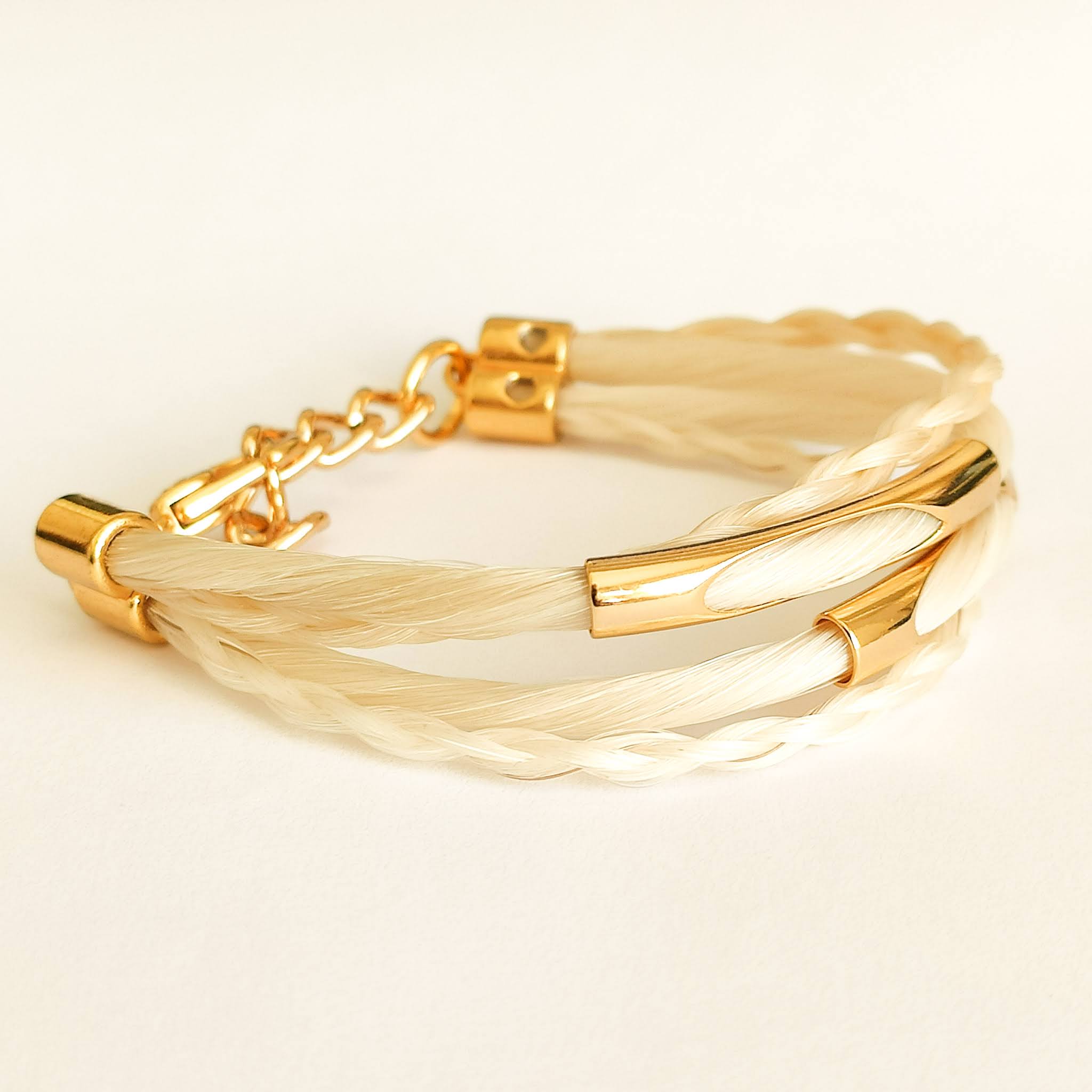 pulseira_quatro_forças_branca_dourada_crina_lateral