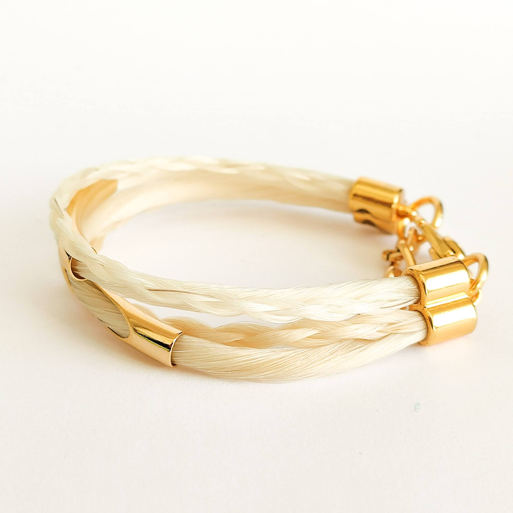 pulseira_quatro_forças_branca_dourada_crina_lateralesquerda