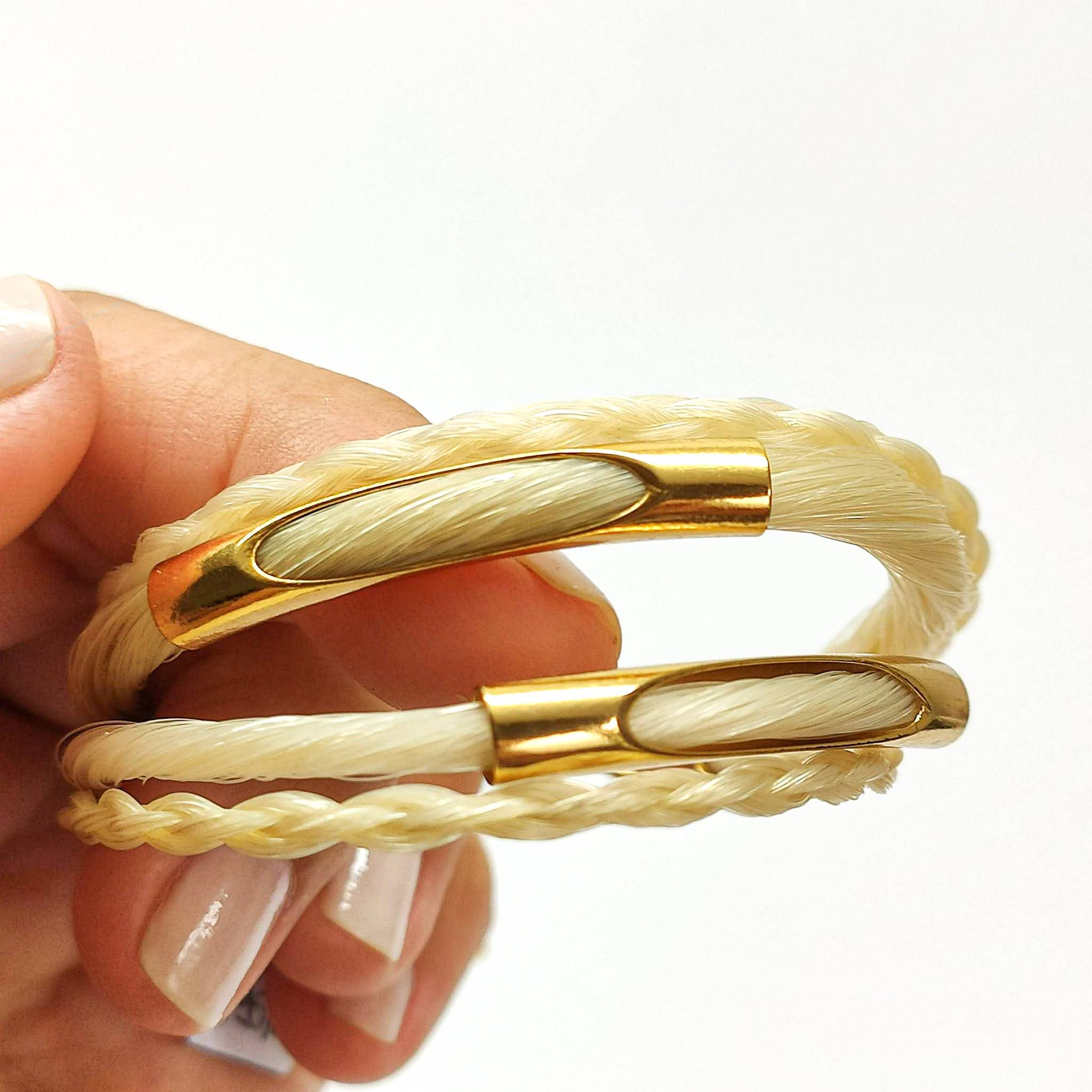 pulseira_quatro_forças_branca_dourada_crina_textura