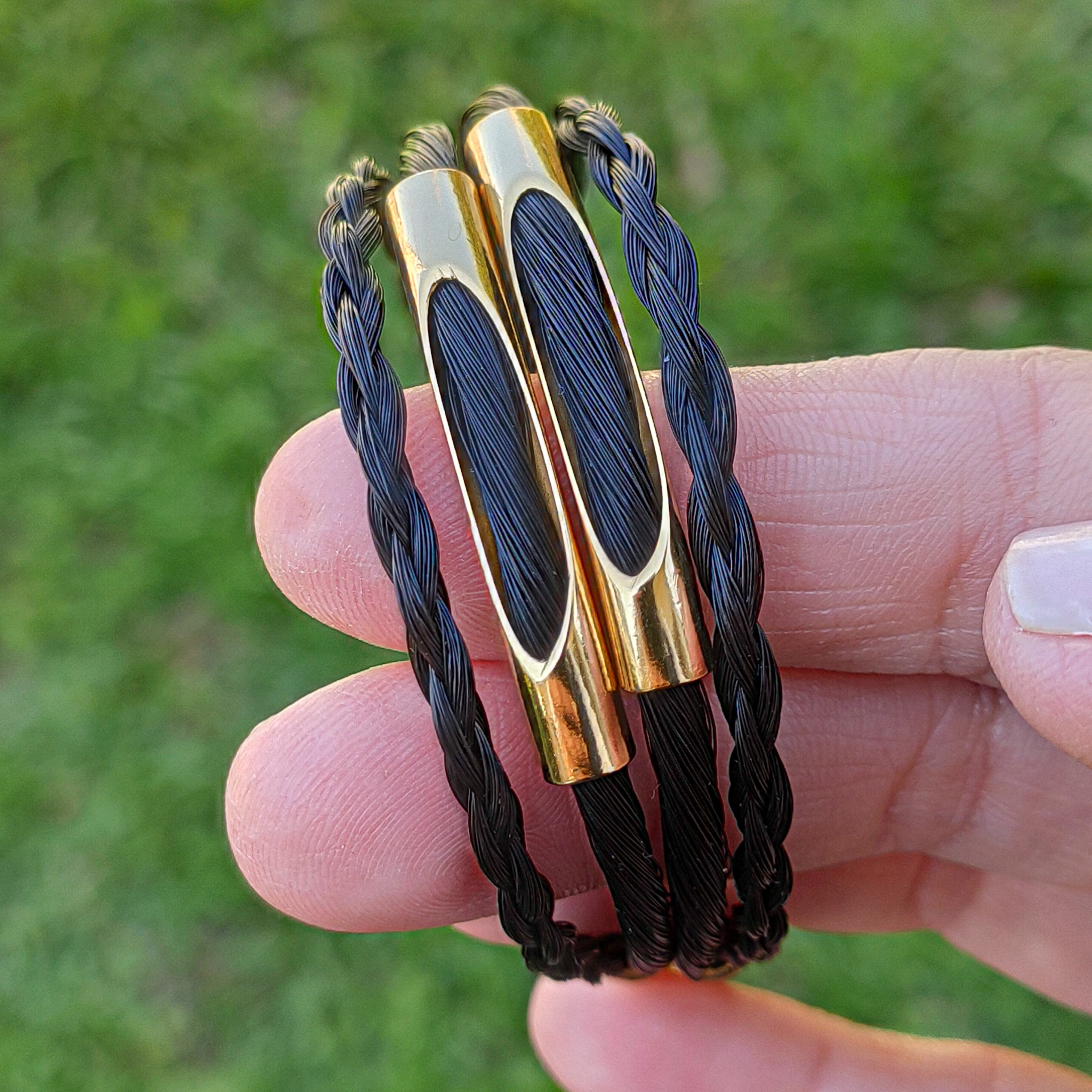 pulseira_quatro_forças_preta_dourada_crina_detalhe_textura