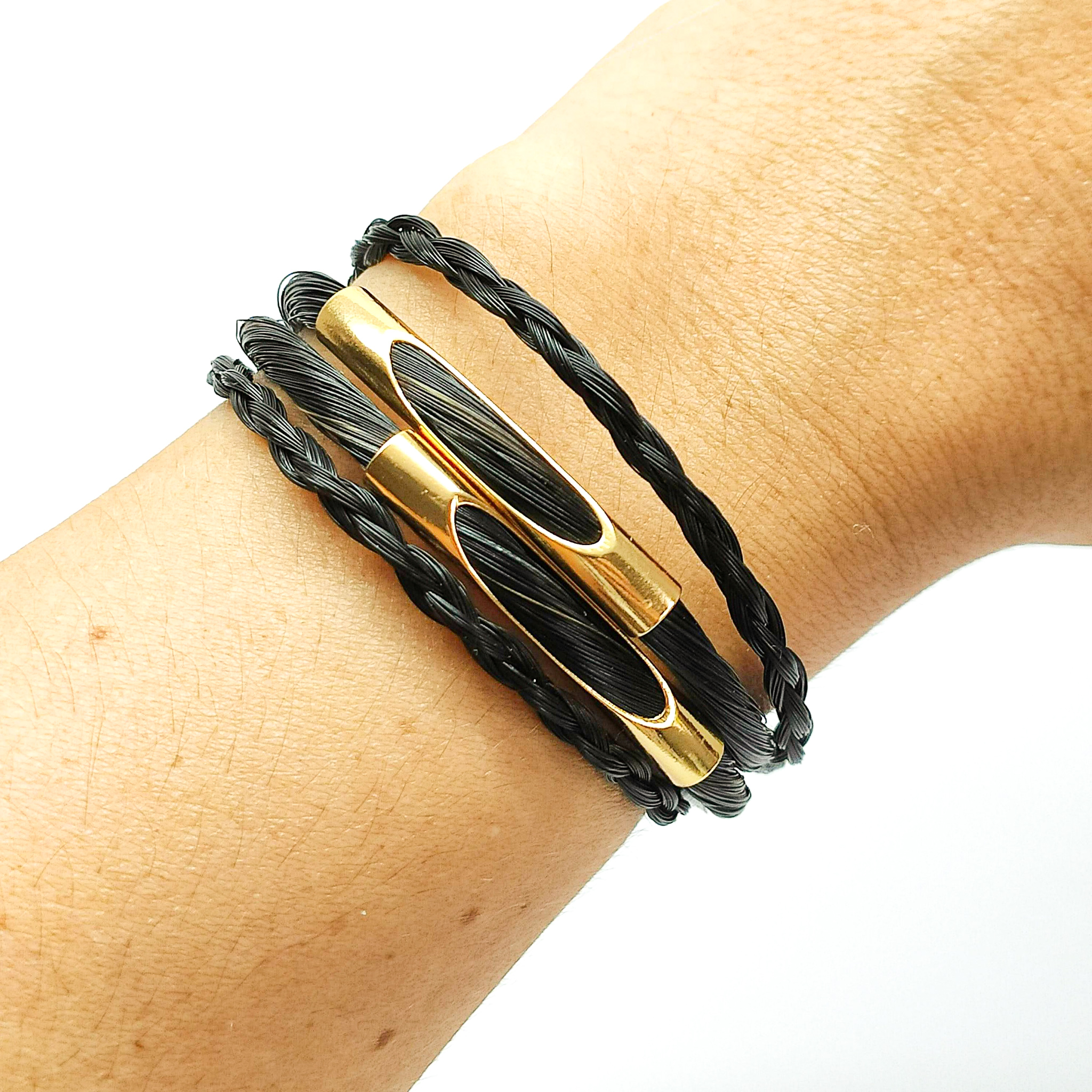 pulseira_quatro_forças_preta_dourada_crina_frente