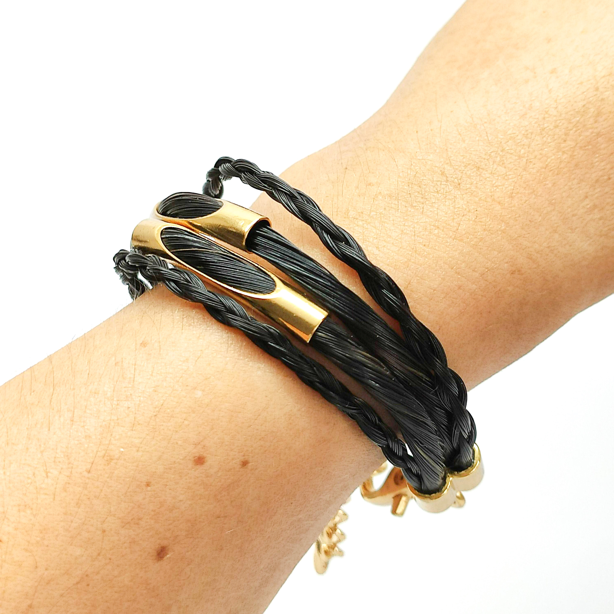 pulseira_quatro_forças_preta_dourada_crina_lateral